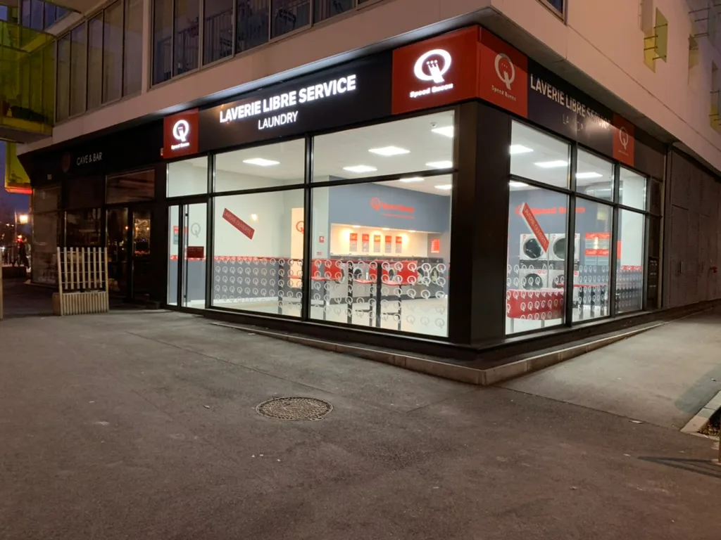 Laverie Speed Queen Blagnac Andromède de nuit, enseigne illuminée