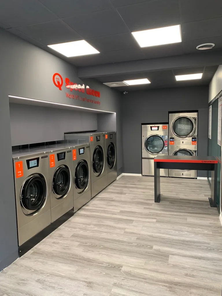 Vue générale intérieur laverie Speed Queen Croix-Daurade, machines et éclairage LED
